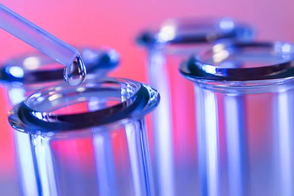 test tüpleri closeup mavi zemin üzerine.