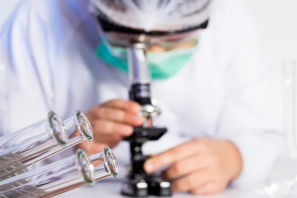 Laboratorium-assistent werkt met een microscoop in lab — Stockfoto