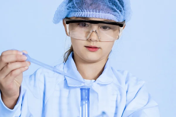 Little girl analyzing a sample. — Stock Photo, Image