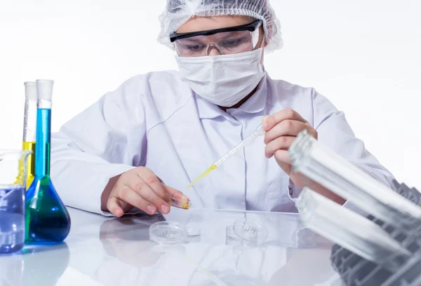 Laboratory assistant analyzing a sample — Stock Photo, Image