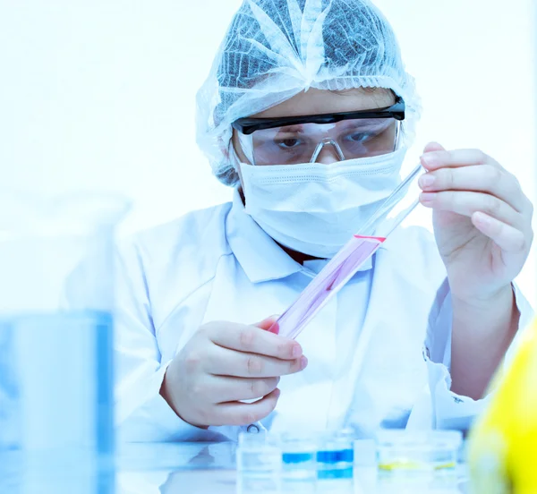 Laboratorium-assistent analyseren van een vloeistof — Stockfoto