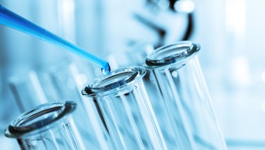 pipet ve mavi zemin üzerine tüp