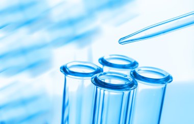 pipet ve mavi arka plan üzerinde test tüpü. loncası Züccaciye