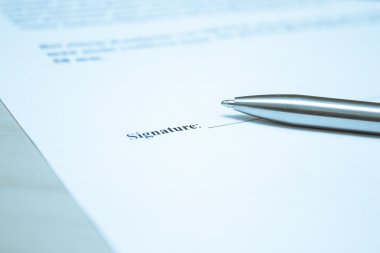 bir kağıt kalemle imzala