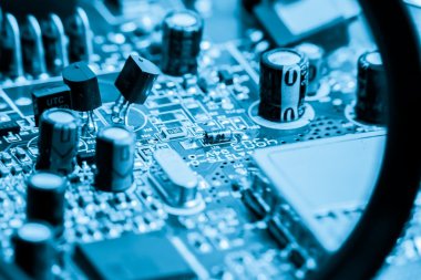 elektronik devre kartı üzerindeki mavi renkli bir close-up
