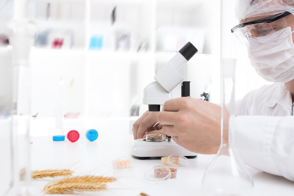 лаборант в лаборатории
