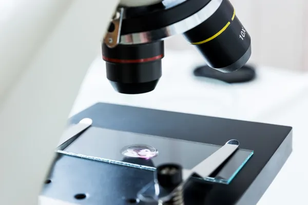 Laboratorní mikroskop čočky — Stock fotografie