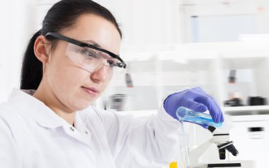 Laboratuvarda çalışan bilim adamı.