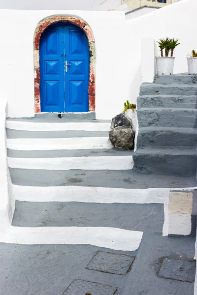 Puerta vieja y flores en la isla de Santorini, Grecia. Puerta de Grecia — Foto de Stock