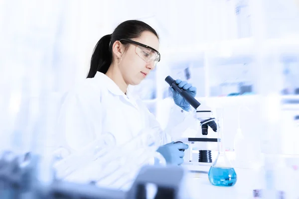 Assistente de laboratório no laboratório de qualidade alimentar — Fotografia de Stock