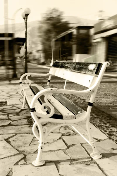Alone bench on the park.antique metal bench — Stock Photo, Image