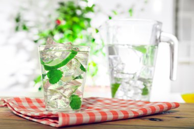 narenciye limonata sürahi ve gözlük doğal zemin üzerine ahşap tablo