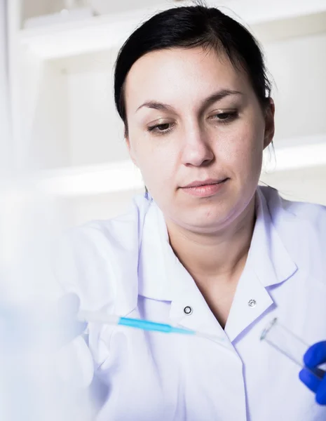 Laboratory assistant analyzing a sample — Stock Photo, Image