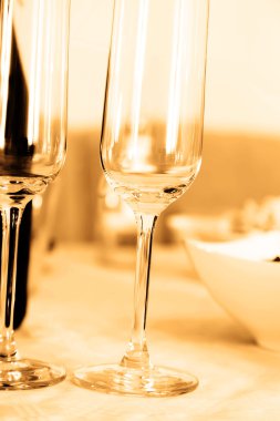 tablolar için yemek ayarla