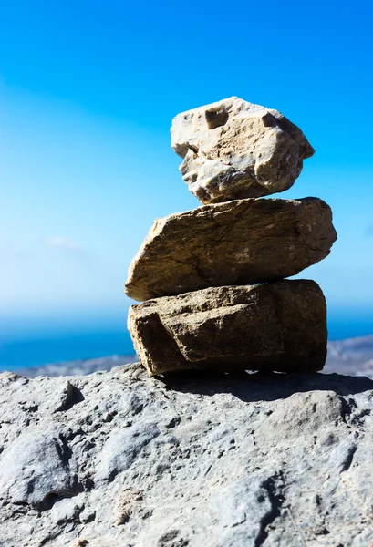 Montón de piedras zen. Equilibrio sobre un fondo del cielo —  Fotos de Stock