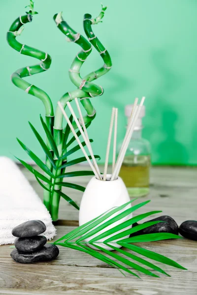 Zen-Basaltsteine und Wellnessöl auf dem Holztisch — Stockfoto