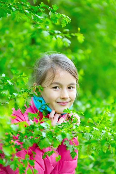 Porträt eines kleinen Mädchens im Park — Stockfoto