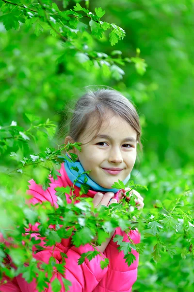 Ritratto di bambina sul parco — Foto Stock