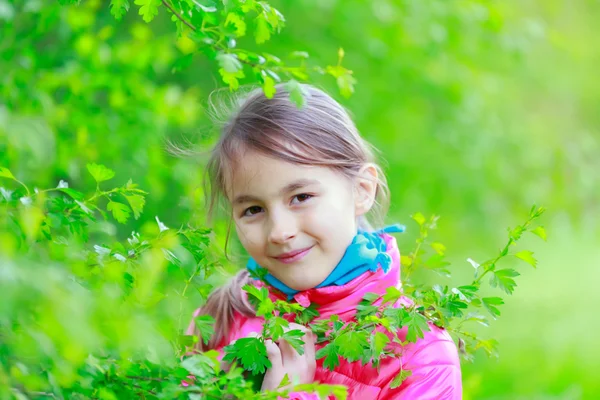 Park'ta küçük kız portresi — Stok fotoğraf