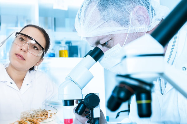 лаборант в лаборатории
