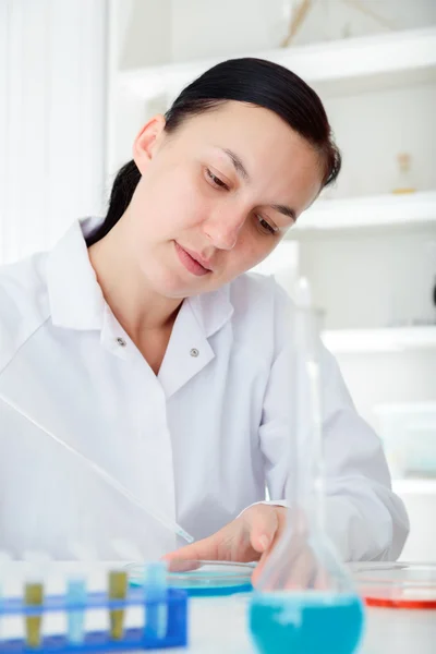 Laboratory assistant analyzing a sample — Stock Photo, Image