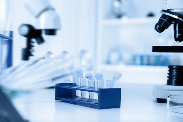 Micro tubos com amostras biológicas em laboratório para análises de DNA — Fotografia de Stock