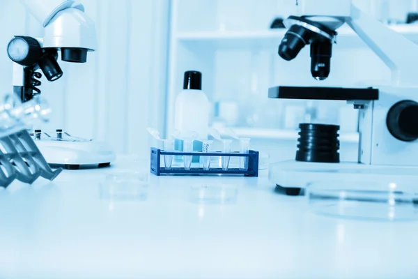 Micro tubos com amostras biológicas — Fotografia de Stock
