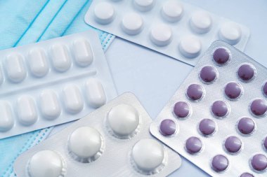 Coronavirus Covid 19 Anti-vücut testinde. Hızlı antijen testi COVID 19 testi. Yüz maskeleri ve haplar...