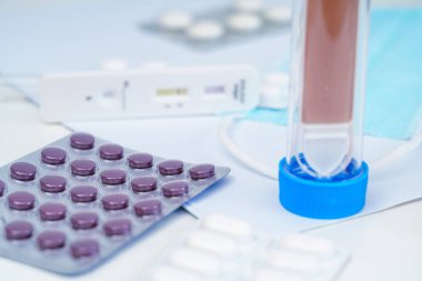 Coronavirus Covid 19 Anti-vücut testinde. Hızlı antijen testi COVID 19 testi. Yüz maskeleri ve haplar...