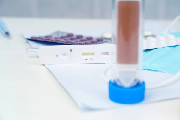 Coronavirus Covid Lichaam Thuis Test Snelle Antigeentest Covid Testen Gezichtsmaskers Stockafbeelding