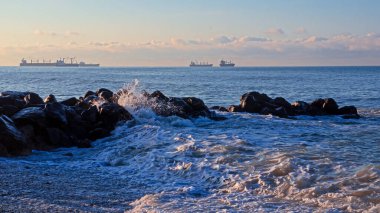 Tuapse Körfezi 'ndeki Rocky sahili, Karadeniz. Petrol tankerleri uzakta