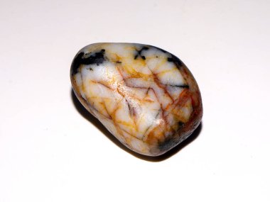 Beyaz arka planda izole edilmiş yarı değerli değerli taşın renk spektrumu. hiyeroglif jasper