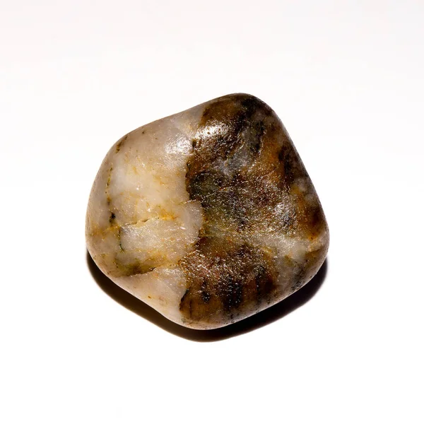 Beyaz arka planda izole edilmiş yarı değerli taşın renk spektrumu