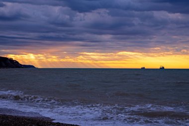 Tuapse Körfezi 'ndeki Rocky sahili, Karadeniz. Petrol tankerleri uzakta