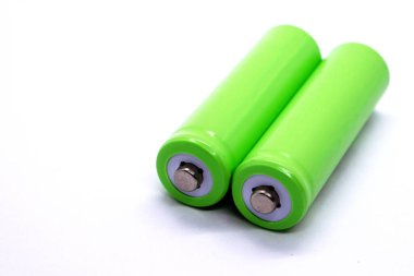 Elektrikli aletler için yeşil piller. Beyaz arka planda izole edilmiş çeşitli parmak AA 'ları..