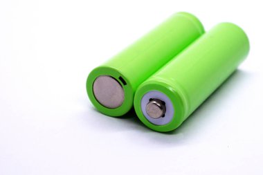 Elektrikli aletler için yeşil piller. Beyaz arka planda izole edilmiş çeşitli parmak AA 'ları..