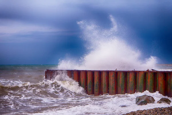 Deniz dalgası ezmesi. Metal kırılma suyuna deniz dalgası taşı düştü