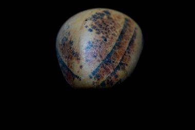 Çok güzel, doğal taştan Jasper. Çok renkli, yakın plan makro. siyah arkaplan