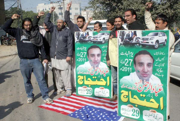 Friends and Relatives of Ebad-ur-Rehman chant slogans against CIA agent Raymond A Davis who killed and crushed Ebad-ur-Rehman by his vehicle — Stock Photo, Image