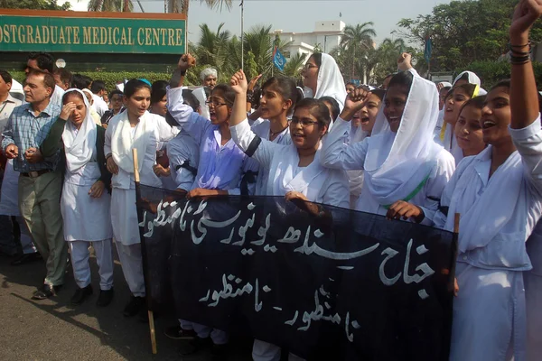 Sanitäter des jinnah post-graduierten medizinischen Zentrums protestieren gegen das Gesetz der jinnah sindh Universität — Stockfoto