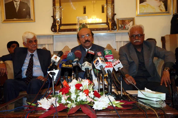 Le Premier ministre du Sindh, Qaim Ali Shah, s'adresse aux représentants des médias lors d'une conférence de presse — Photo