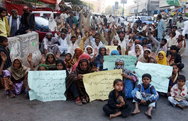 Flood Affectees of Sindh province are protesting for demanding to Government provide permanent living houses — Stock Photo, Image