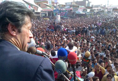 Tehreek e insaf (PTI) Yönetim Kurulu Başkanı, Imran khan taraftarları için giderir.