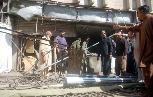 Strony granat atak na silnik Czesci zamienne sklep w nocy - Karaczi — Zdjęcie stockowe