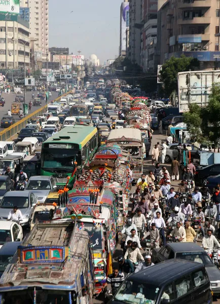 Ataque con granadas de mano a tienda de repuestos de motor en la noche anterior - Karachi — Foto de Stock