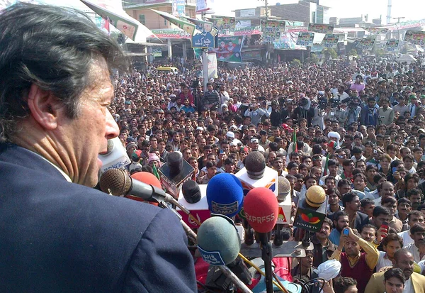 Tehreek e insaf (PTI) Yönetim Kurulu Başkanı, Imran khan taraftarları için giderir.