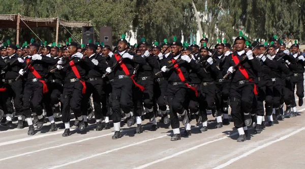 Polizeikommandos zeigen ihre Bemühungen während der Parade — Stockfoto