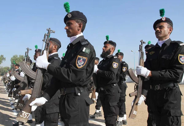 Police commandos showing their efforts during passing out parade — Stock Photo, Image