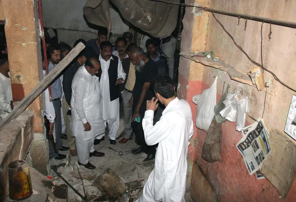 Explosión de bombas en una tienda de té, en la zona de Landhi en Karachi — Foto de Stock