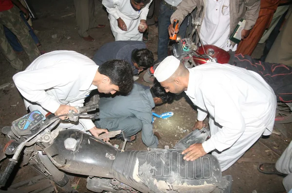 Explosión de bombas en una tienda de té, en la zona de Landhi en Karachi —  Fotos de Stock